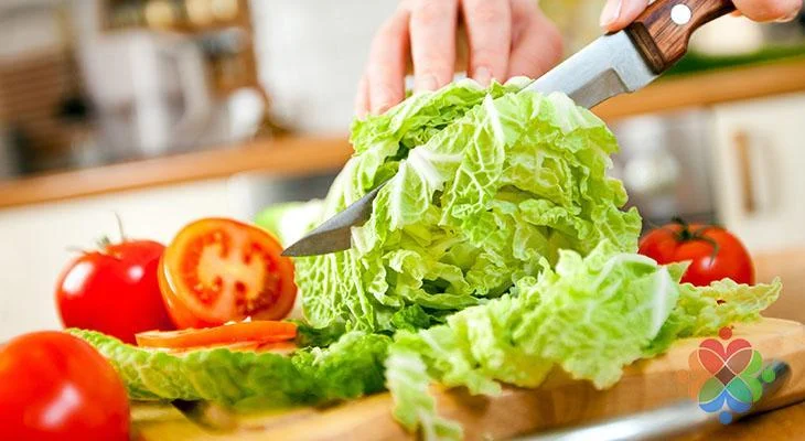 Hands slicing fresh vegetables for a heart-healthy diet